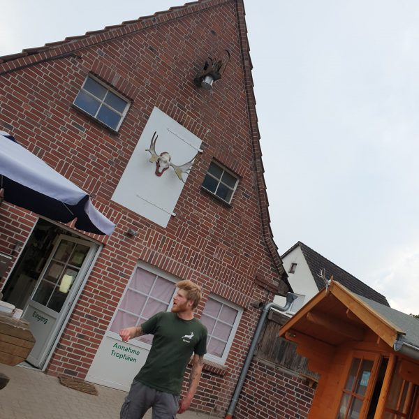 Dennis Witte vor seiner Werkstatt