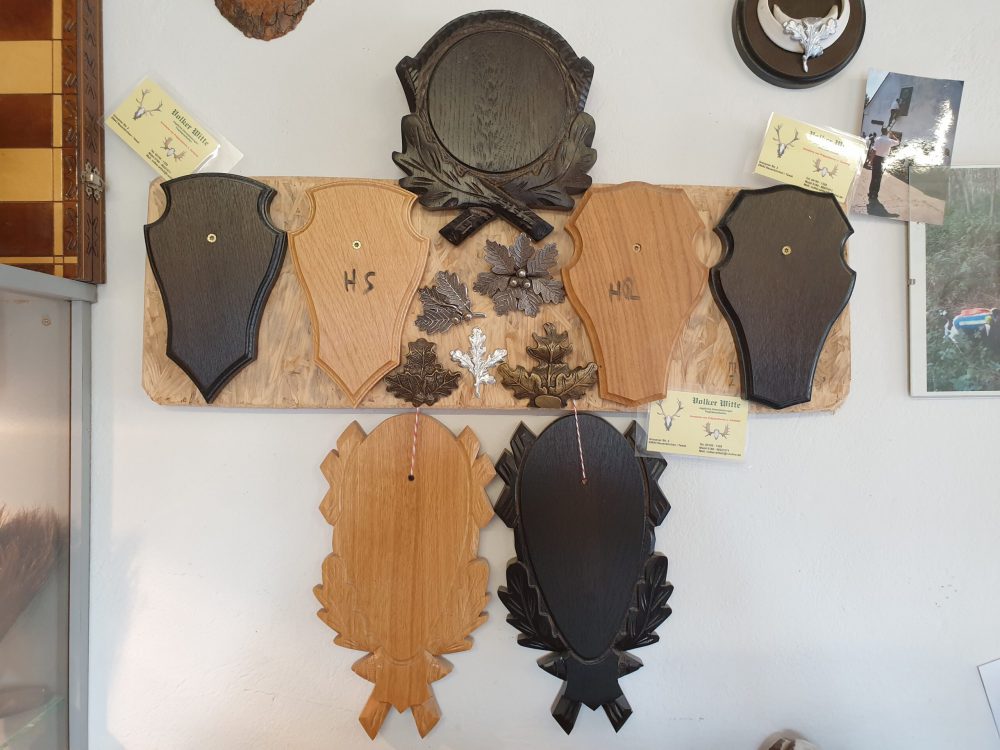 Trophäenbretter aus Holz verschiedener Farbe